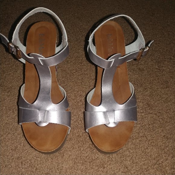 Bella Marie: HOLA Silver Floral Platform Wedge Sandals - Women's Size 7.5 - Picture 2 of 10
